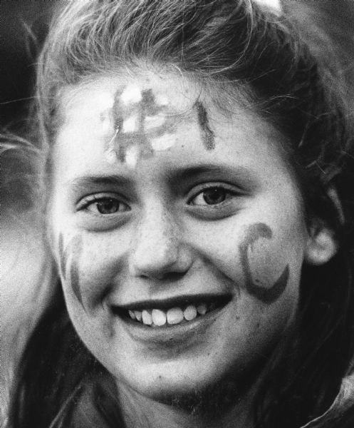 1992 - Fan paints face